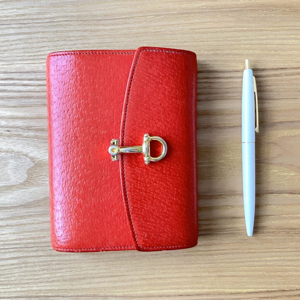 愛用の赤い本革の手帳（mini6）とペンの画像