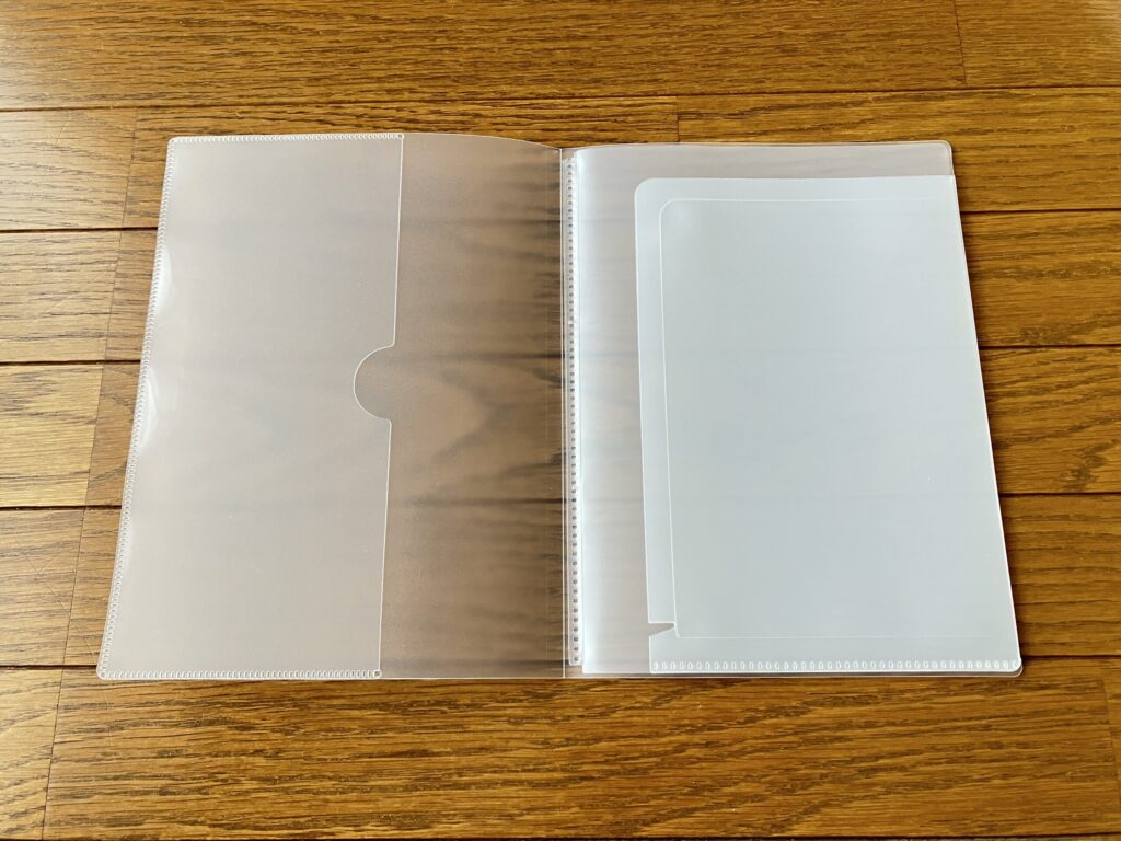 開いたクリアホルダーの内部。リフィルやメモを仕分け収納できる。