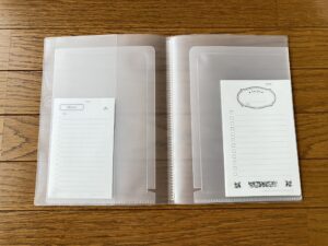 開いたクリアホルダーの内部。リフィルやメモを仕分け収納できる。