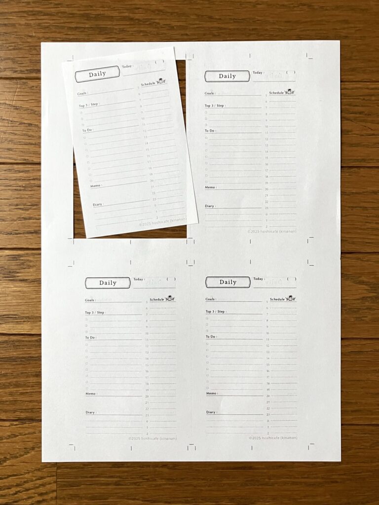 A4用紙にmini6リフィルを4面配置して印刷した状態。1枚だけトリムマークに沿ってカットし、仕上がりサイズを比較できる画像。