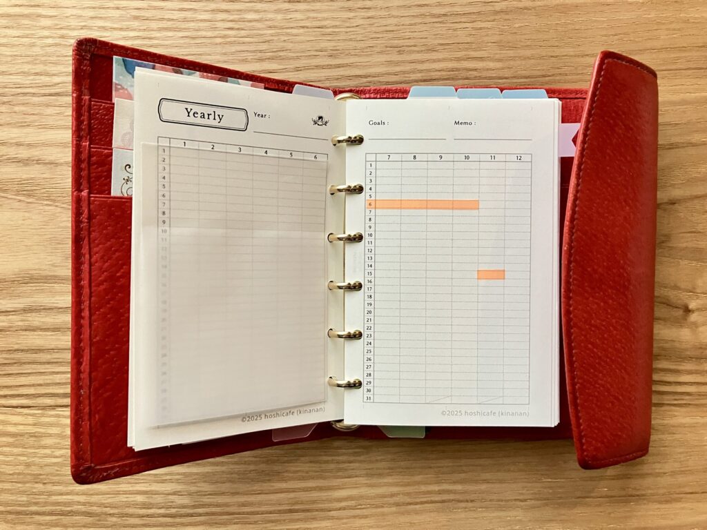 年間スケジュールリフィルにフィルムふせんとトレーシングペーパーふせんを貼った写真。