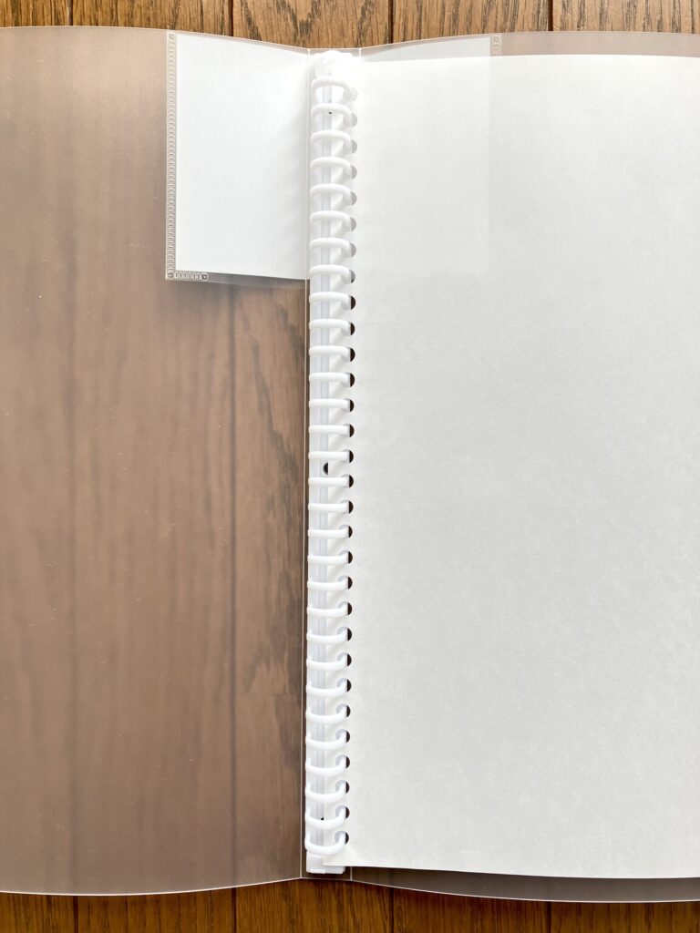穴あけしたA4(30穴)をセリアバインダーにセットした状態の写真