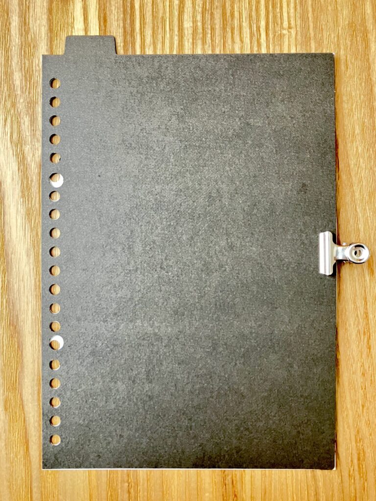 パンチしたリフィルと無印良品A5インデックスを重ねて穴位置を比較した画像