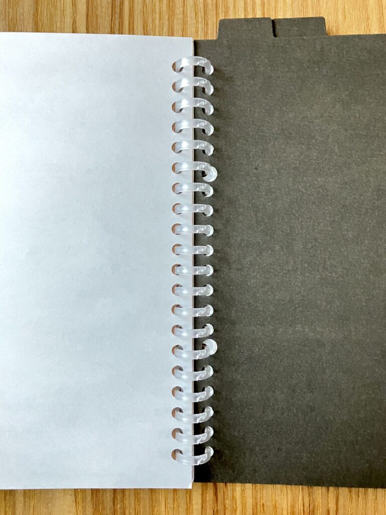 A5無印リフィルノートにパンチしたリフィルをセットして開いた状態の写真