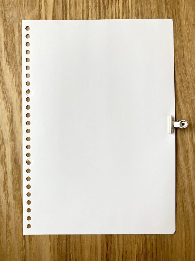 パンチした用紙をB5ルーズリーフと重ねて穴の位置を比較した画像