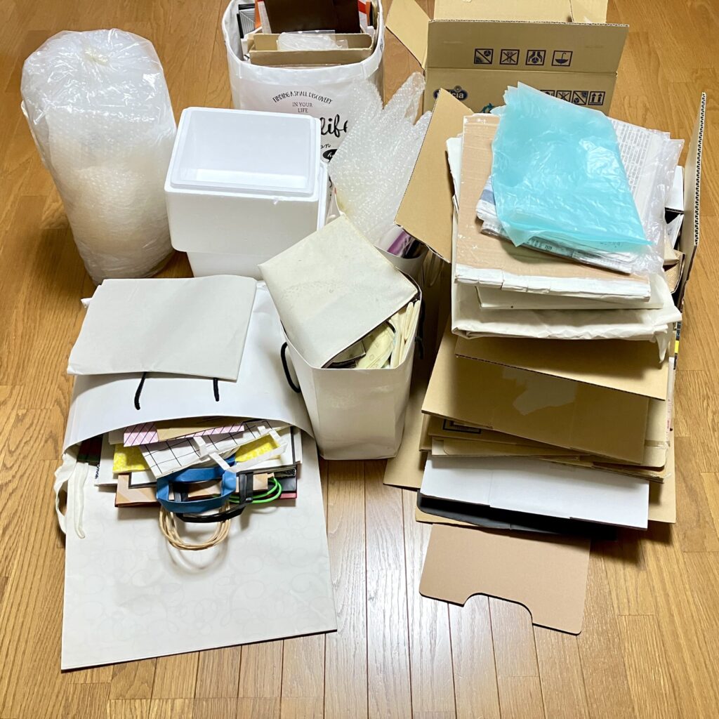 集め終わった物の山を撮影した写真。体積の大きさを視覚化。