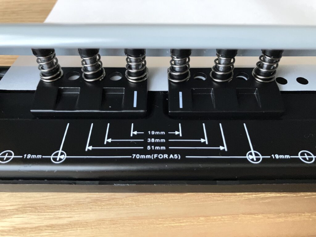 位置合わせのためのガイド穴が見えやすいように配置した状態