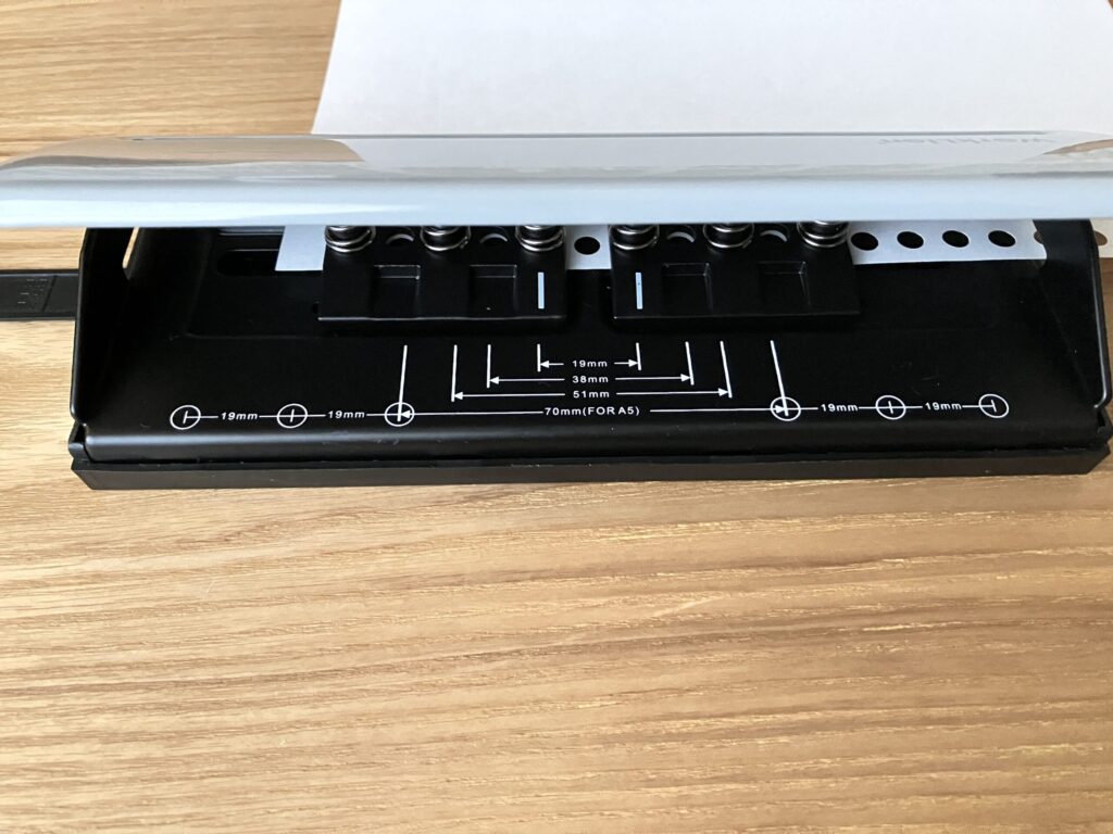 多穴リフィルを作るための最後のパンチ位置を合わせている様子