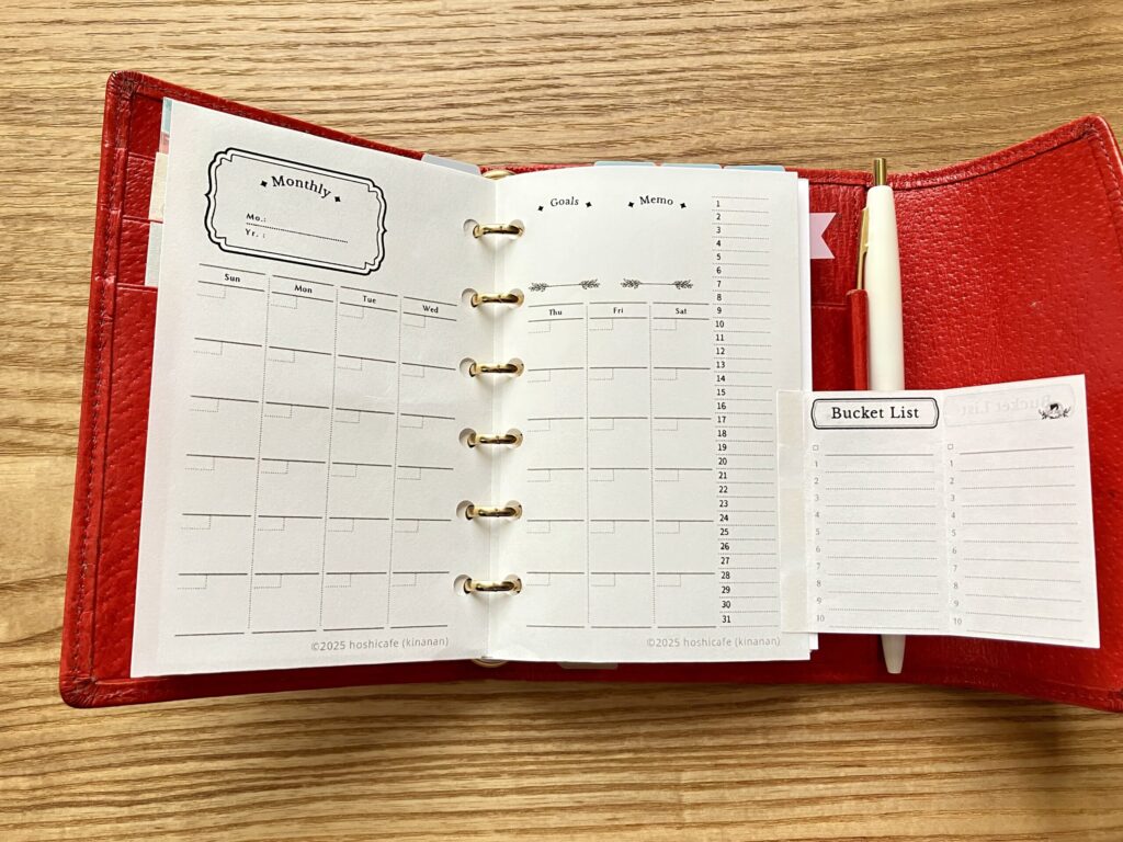 ミニ6サイズに印刷して手帳にセットしたリフィル月間スケジュールページにバケットリストを貼って使用しているイメージ。（かわいいpdfテンプレートを無料ダウンロード配布）