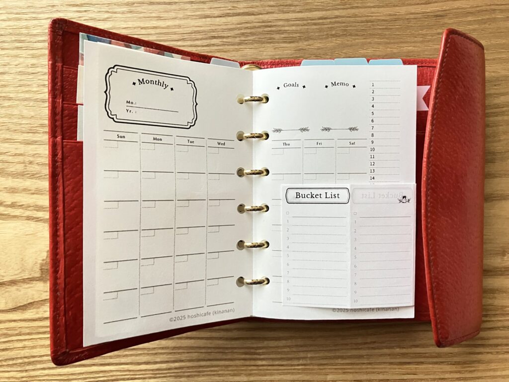 バケットリストを手帳月間スケジュールページに貼って使用している表面のイメージ。