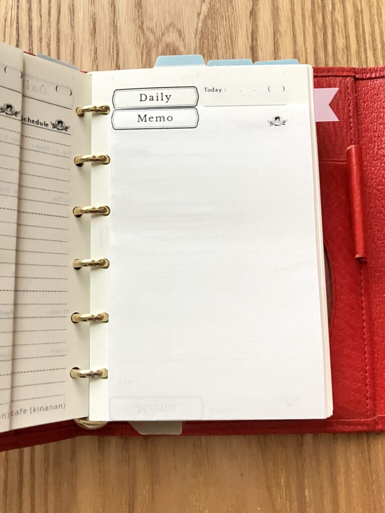 メモリフィルをデイリーリフィルの下に貼り付けて、折りたたんだ状態。見出しが隠れずに並ぶ。どちらも書き込めるように両面印刷。