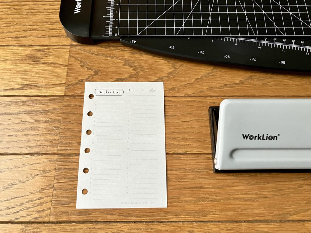worklionペーパーカッターと6穴あけパンチを自作リフィルで併用している写真