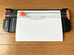 WORKLIONペーパーカッターを使って手帳リフィル（mini6・A5）をカットしている様子