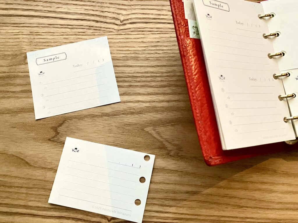 カットしたダイアリーリフィル上下2枚と手帳本体を並べたイメージ写真（かわいいpdfテンプレートを無料ダウンロード配布）