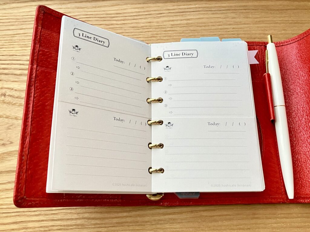 mini6手帳リフィルNoteと3LineDiaryを上下に切り離し、別々のページをめくれて一緒に参照できる使い方を示した写真