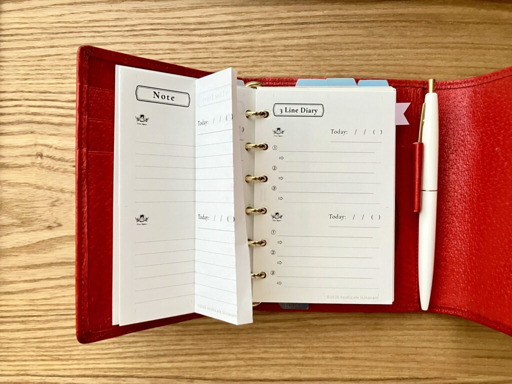 mini6手帳にセットしたNoteと3LineDiary(3行日記)モノクロ版。見開きの間に綴じて、縦に折り畳む途中の状態を撮影した画像