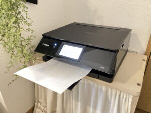 Canon TS8830プリンターで印刷している様子